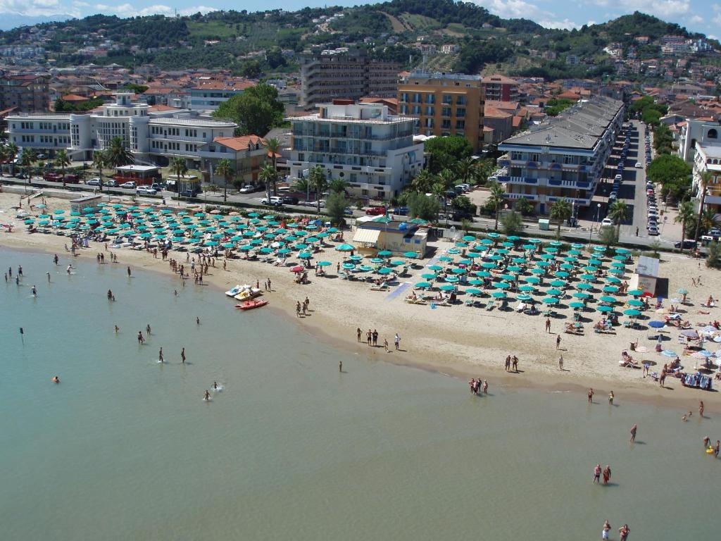 Hotel Sole Montesilvano Marina Esterno foto